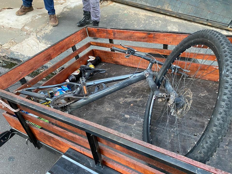 Foto 2 de 6 — Confusão familiar em Araraquara termina com apreensão de veículo, faca, barra de ferro e facão